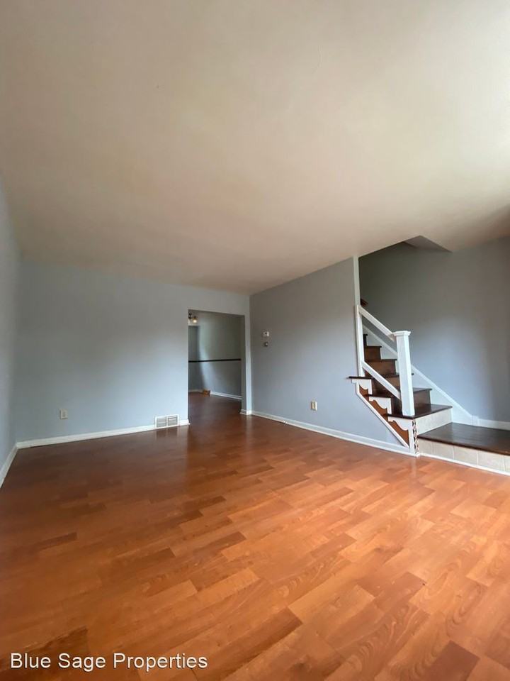 1072 Glen Cir - Photo 2 of 26