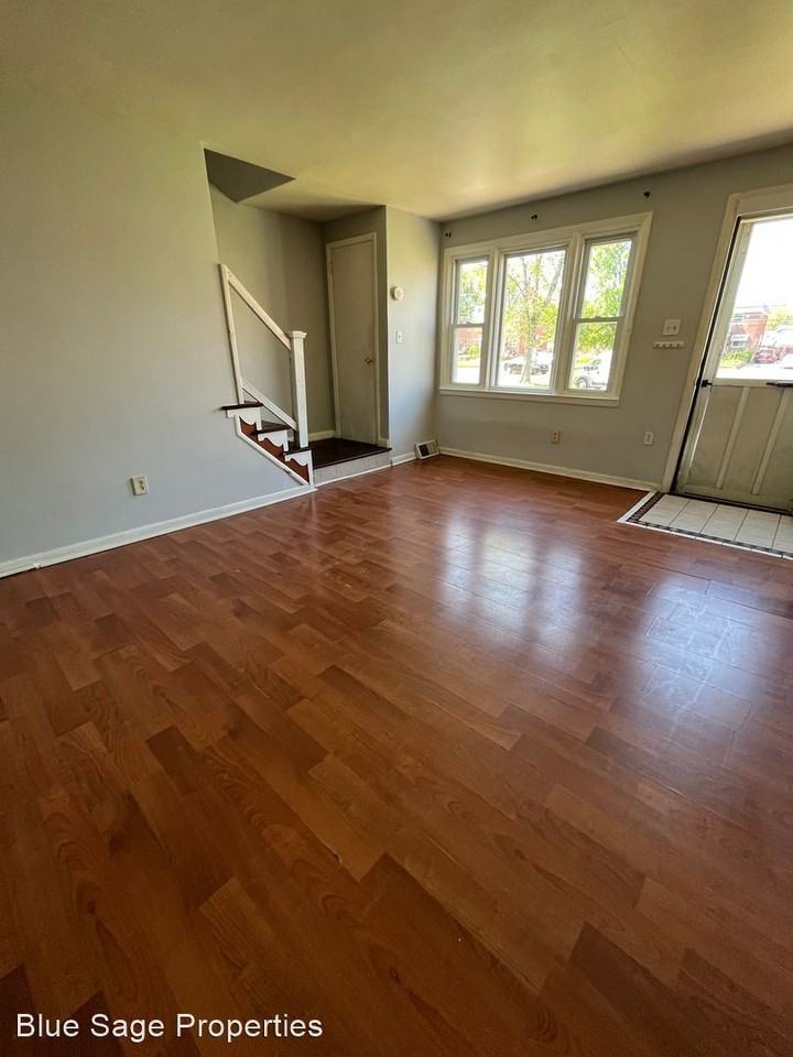1072 Glen Cir - Photo 3 of 26