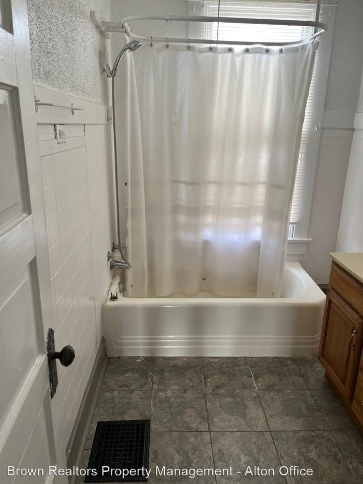 440 E 6th Street - Photo 3 of 7