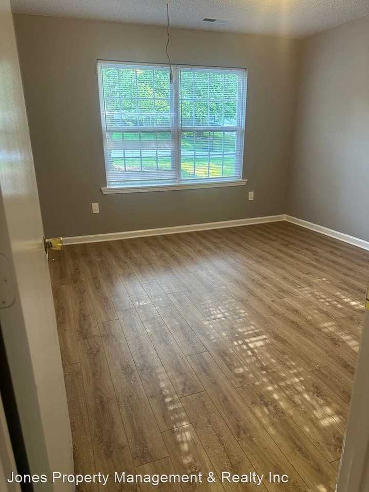 2402 Carolina Ave - Photo 2 of 10