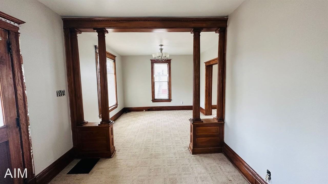 114 8th Ave Se - Photo 2 of 8