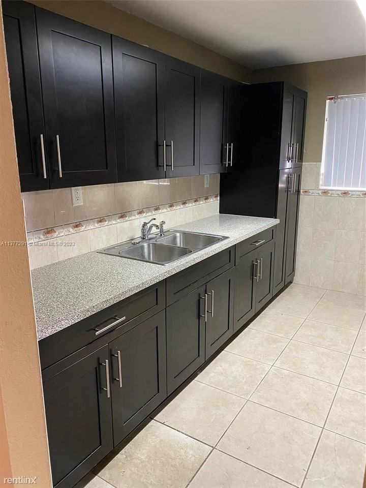 1811 Nw 36th Ave - Photo 2 of 22