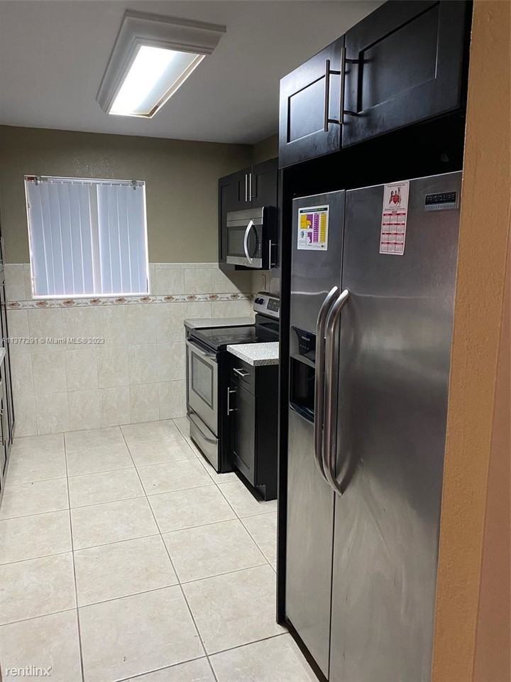 1811 Nw 36th Ave - Photo 3 of 22