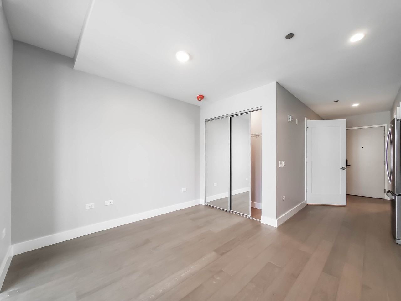 1201 N Clark St - Photo 4 of 17