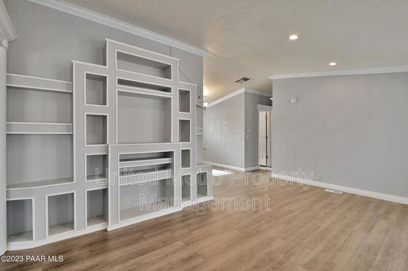 1875 Beverly Ln - Photo 3 of 16