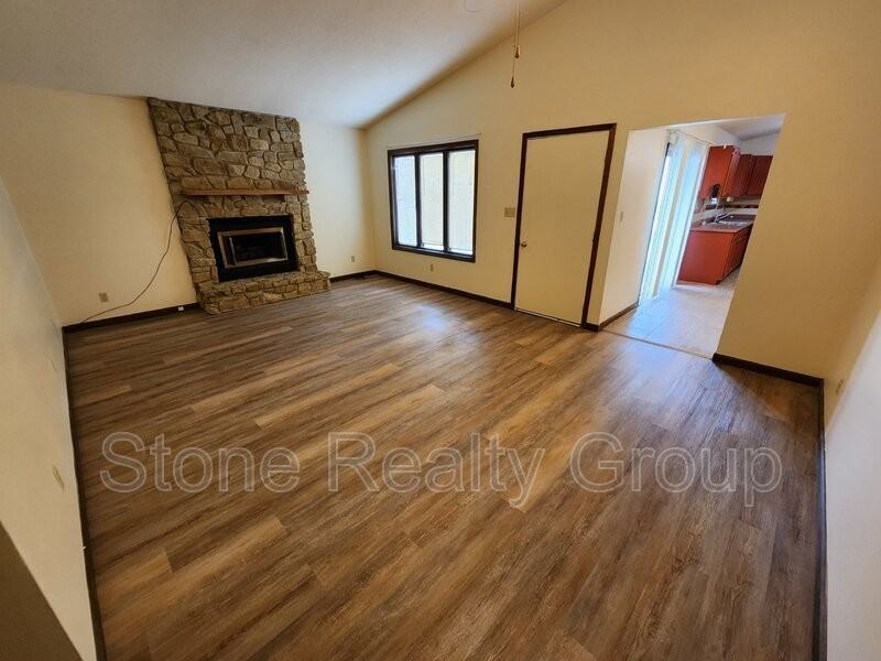 2401 E Glenview Dr - Photo 2 of 13