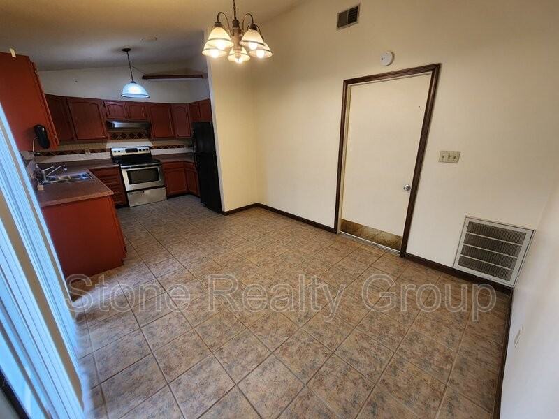 2401 E Glenview Dr - Photo 3 of 13