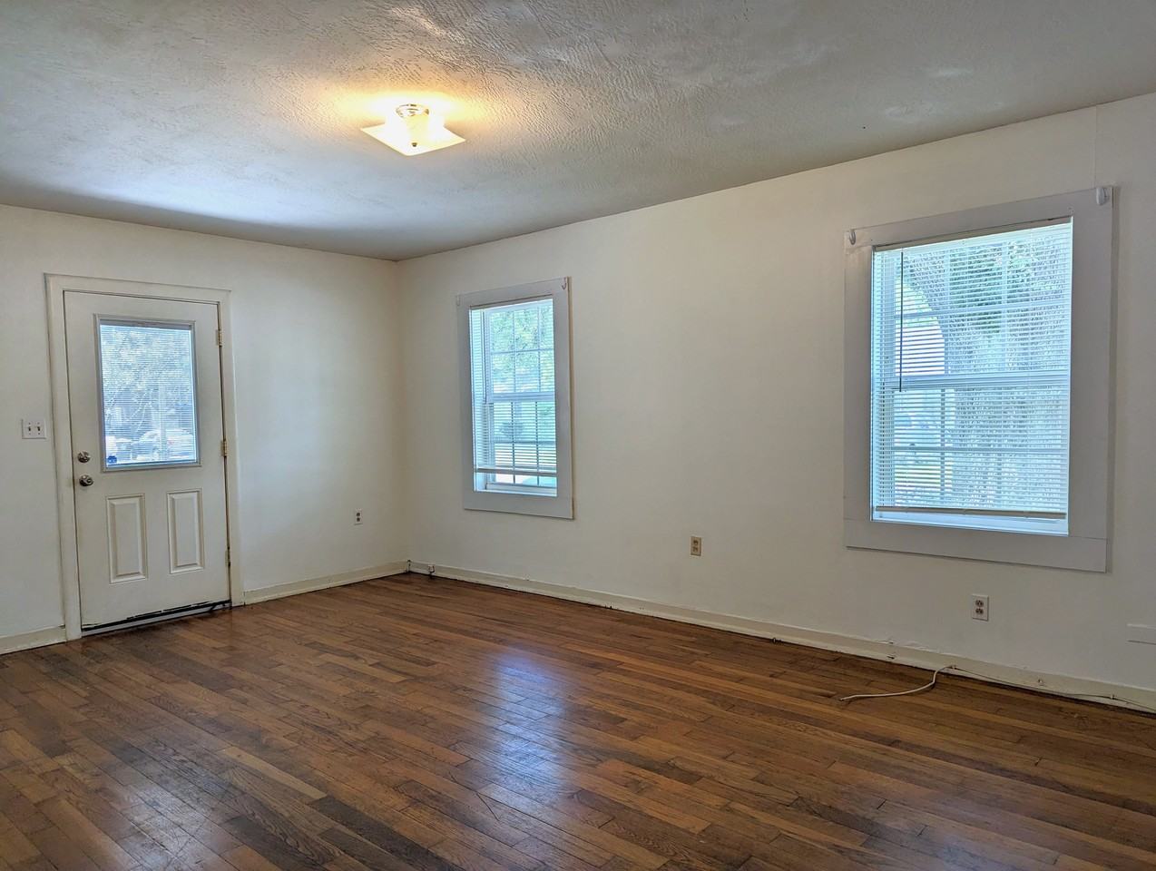 302 S 13th Ave - Photo 2 of 15