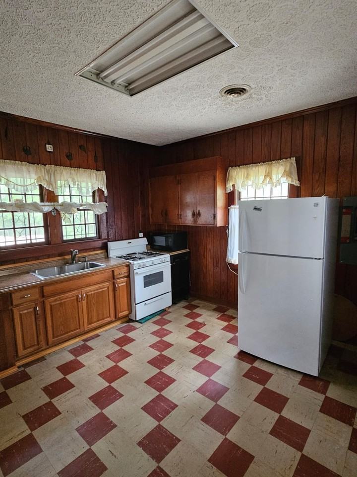 854 Trinity Pl - Photo 3 of 11