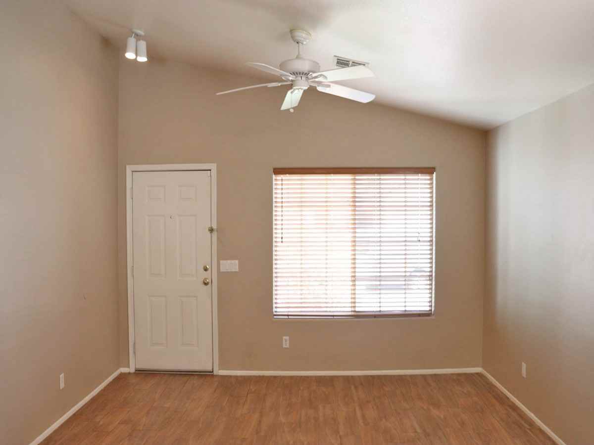 3011 W Zachary Dr - Photo 2 of 7