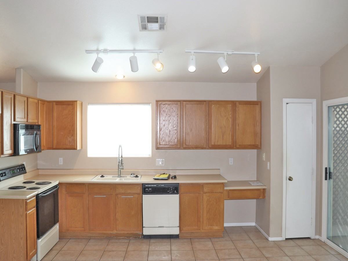 3011 W Zachary Dr - Photo 3 of 7