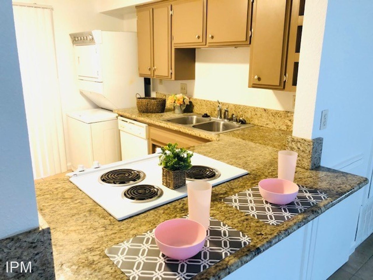 735 W 5th St - Photo 3 of 5