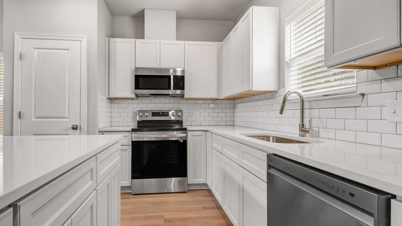 1411 Scott St #1 - Photo 3 of 10