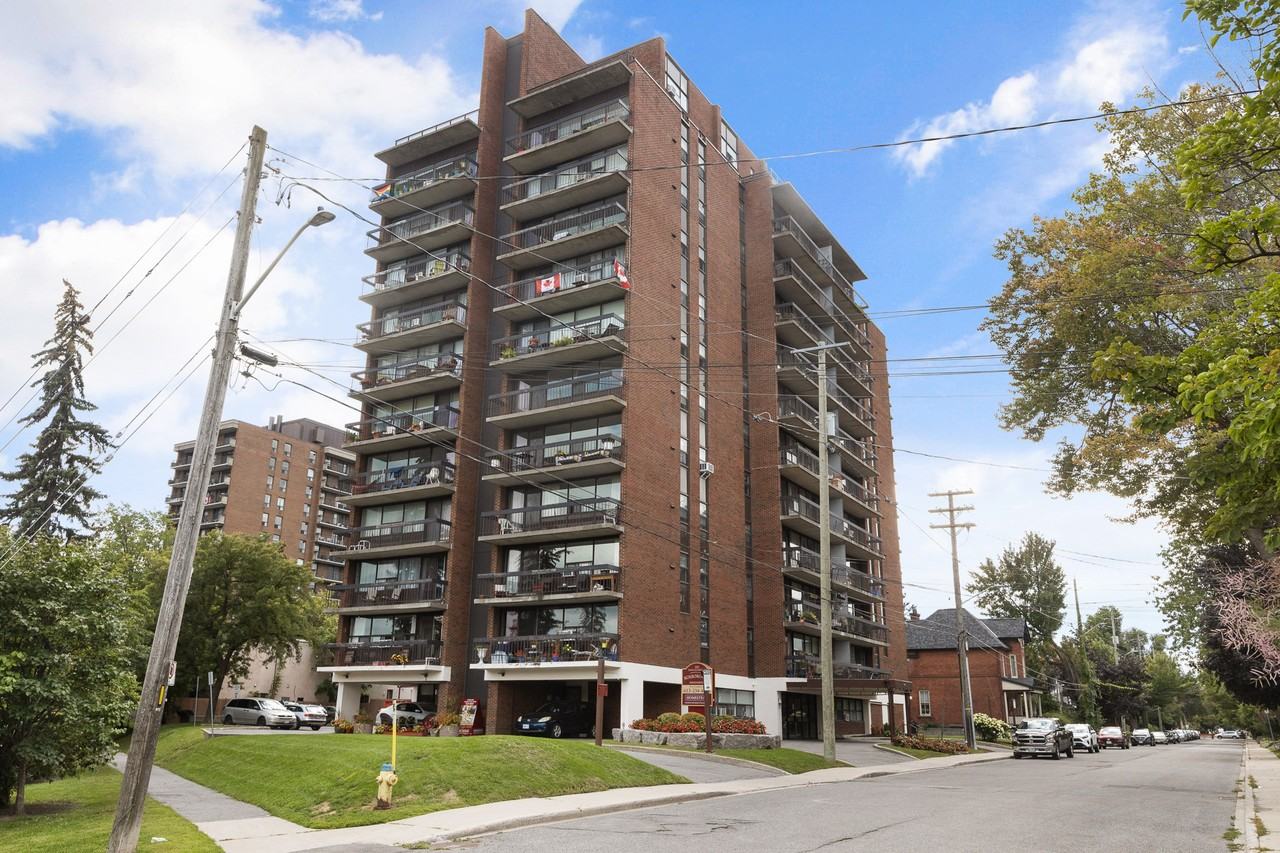 Roxborough Apartments 330 Queen Elizabeth Drwy, Ottawa, ON K1S 3M9