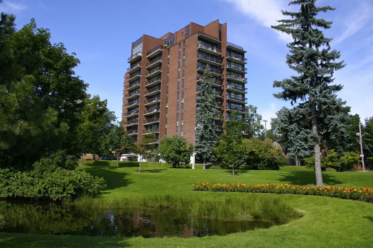 Roxborough Apartments 330 Queen Elizabeth Drwy, Ottawa, ON K1S 3M9