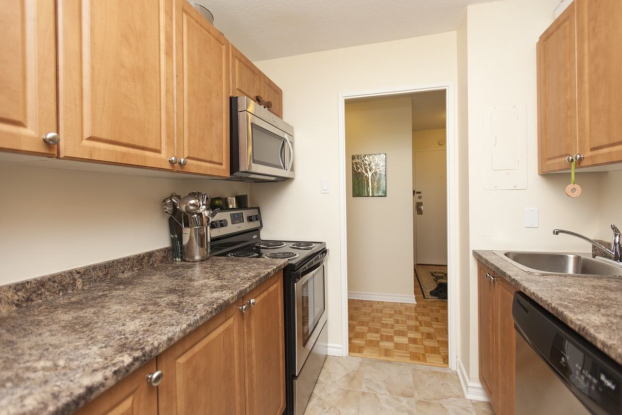 Roxborough Apartments 330 Queen Elizabeth Drwy, Ottawa, ON K1S 3M9