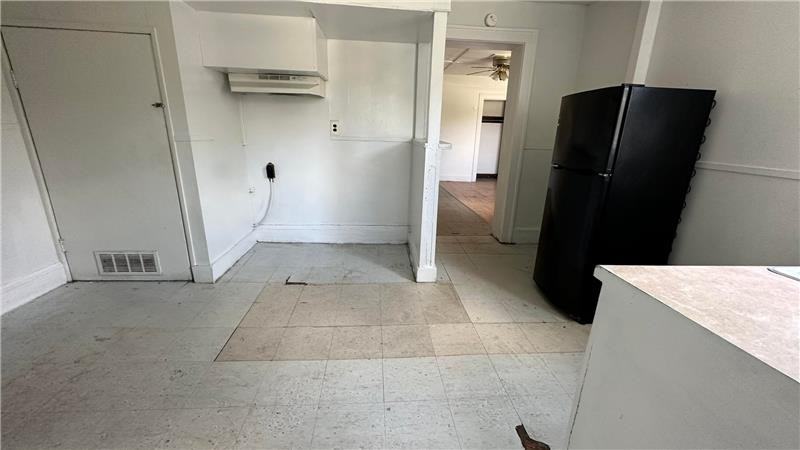 567 S 4th St #D - Photo 3 of 10