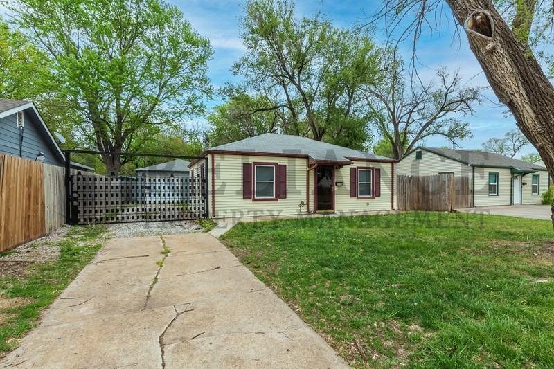 2106 S Madison Ave - Photo 2 of 20