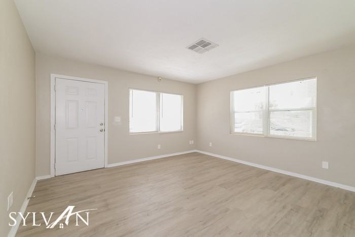 2246 Colonial Ave - Photo 3 of 15