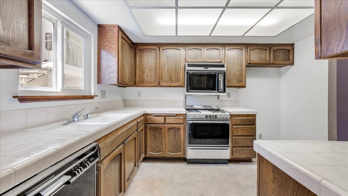636 E Harvard Rd #C - Photo 2 of 15