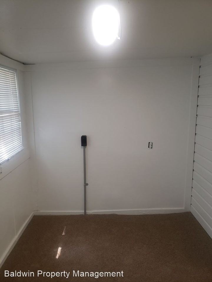 570 Mission Rd - Photo 2 of 6