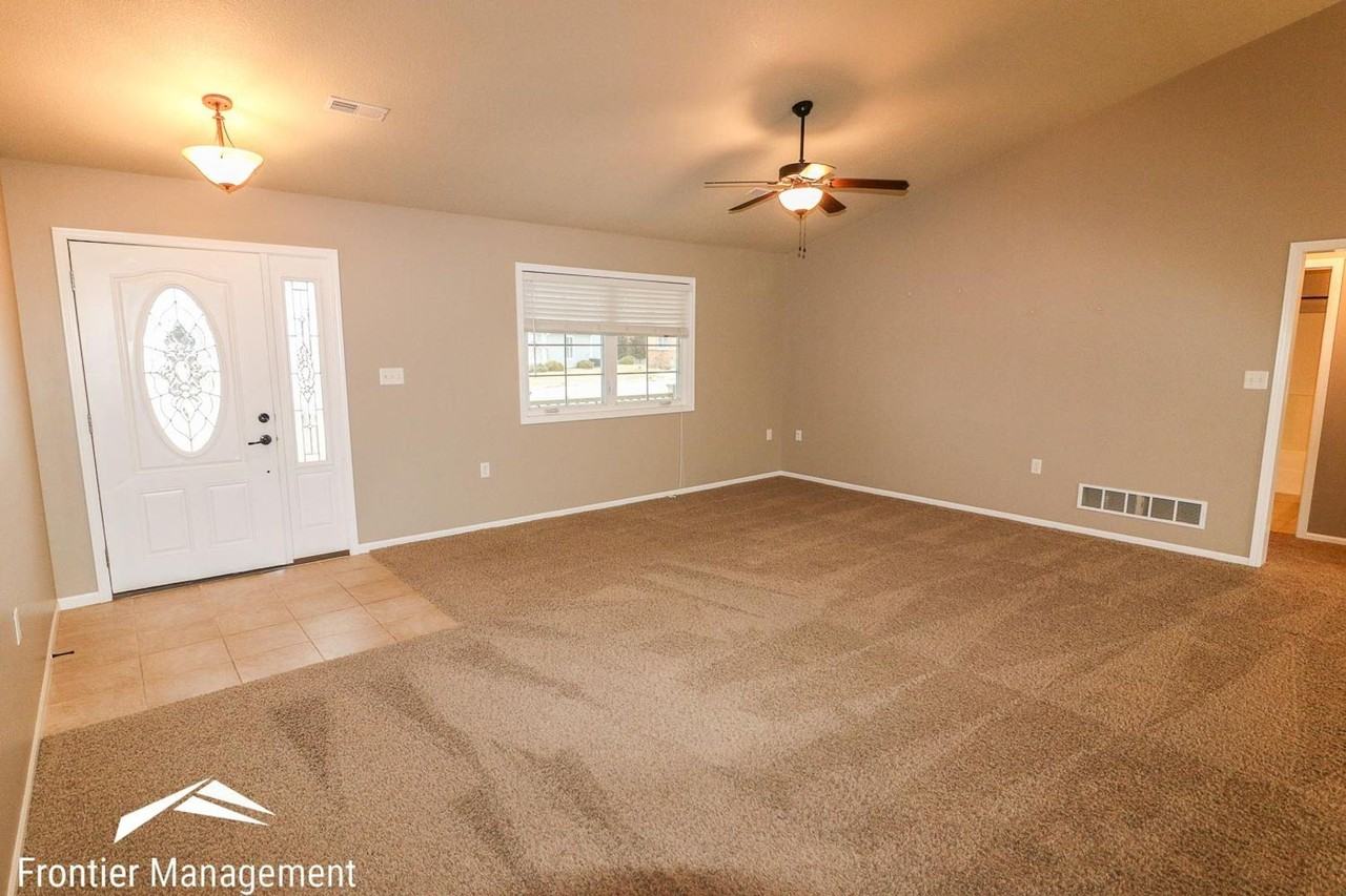 1005 Conley Cir - Photo 2 of 12