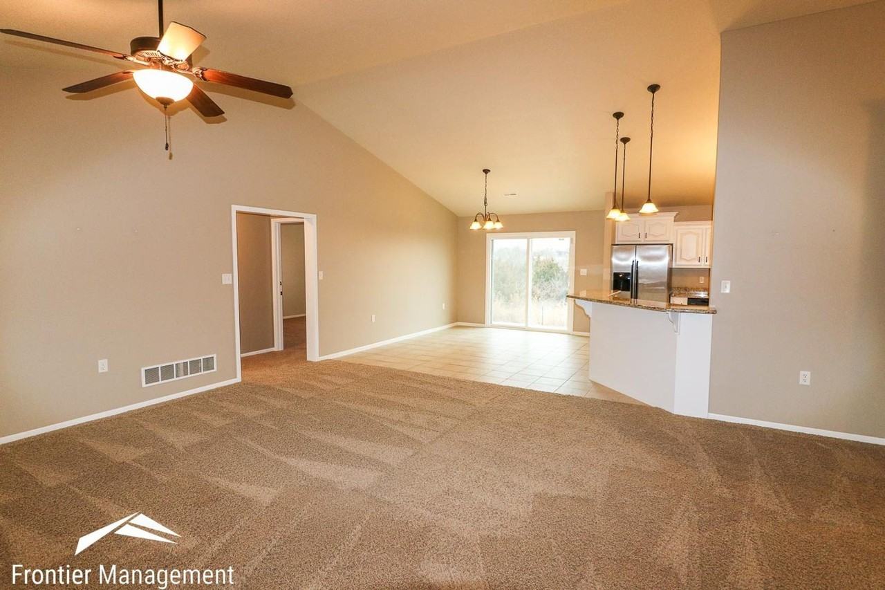 1005 Conley Cir - Photo 3 of 12