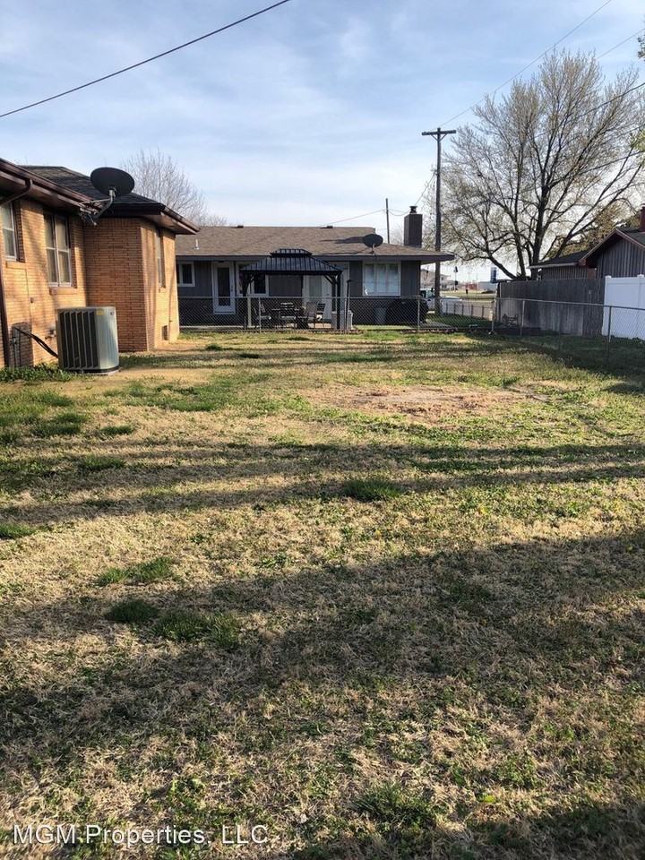 1207 Hoover St - Photo 3 of 24