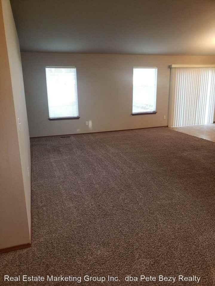 451 Stadium Loop - Photo 3 of 6