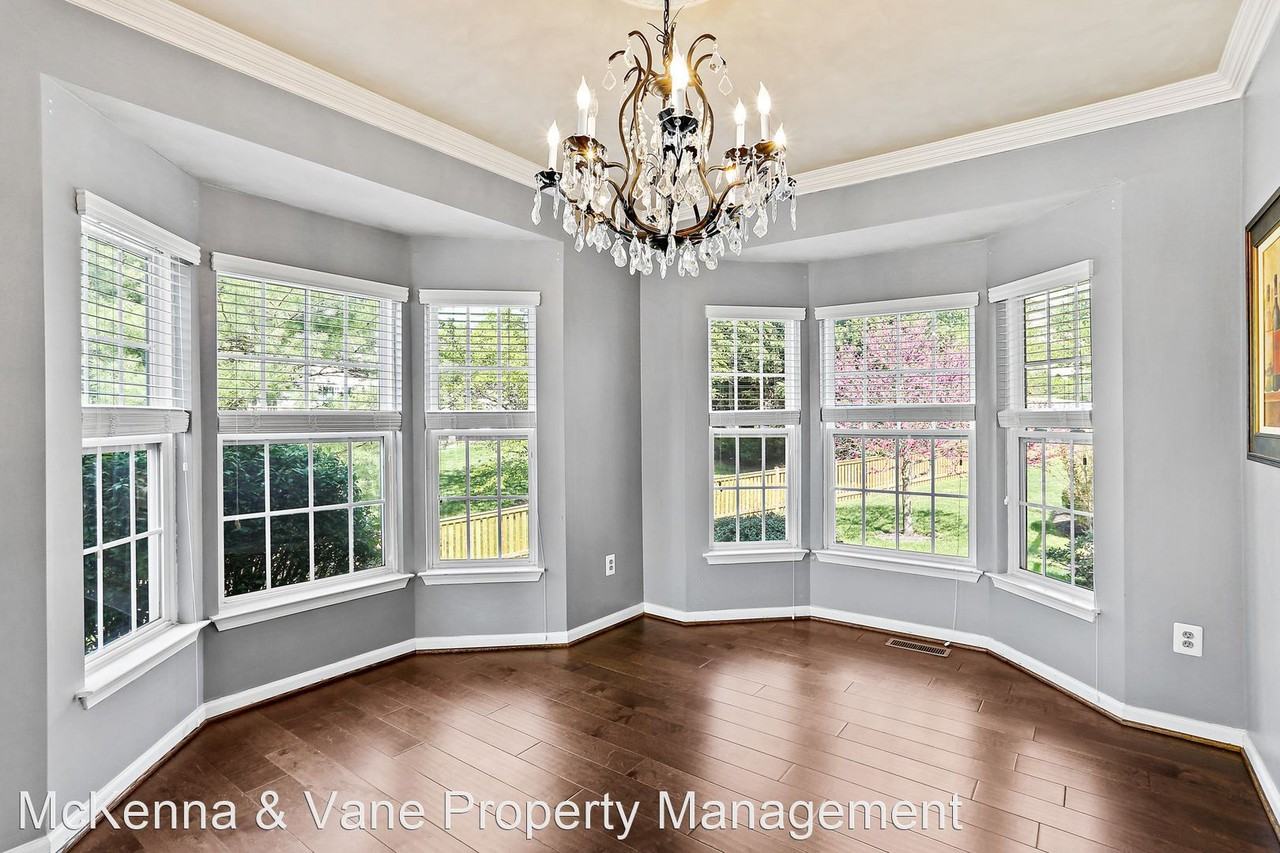 1303 Marian Way - Photo 3 of 24