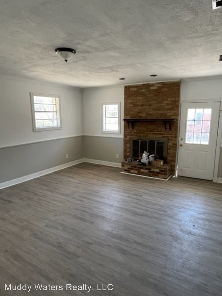 207 Hancock Dr - Photo 3 of 16