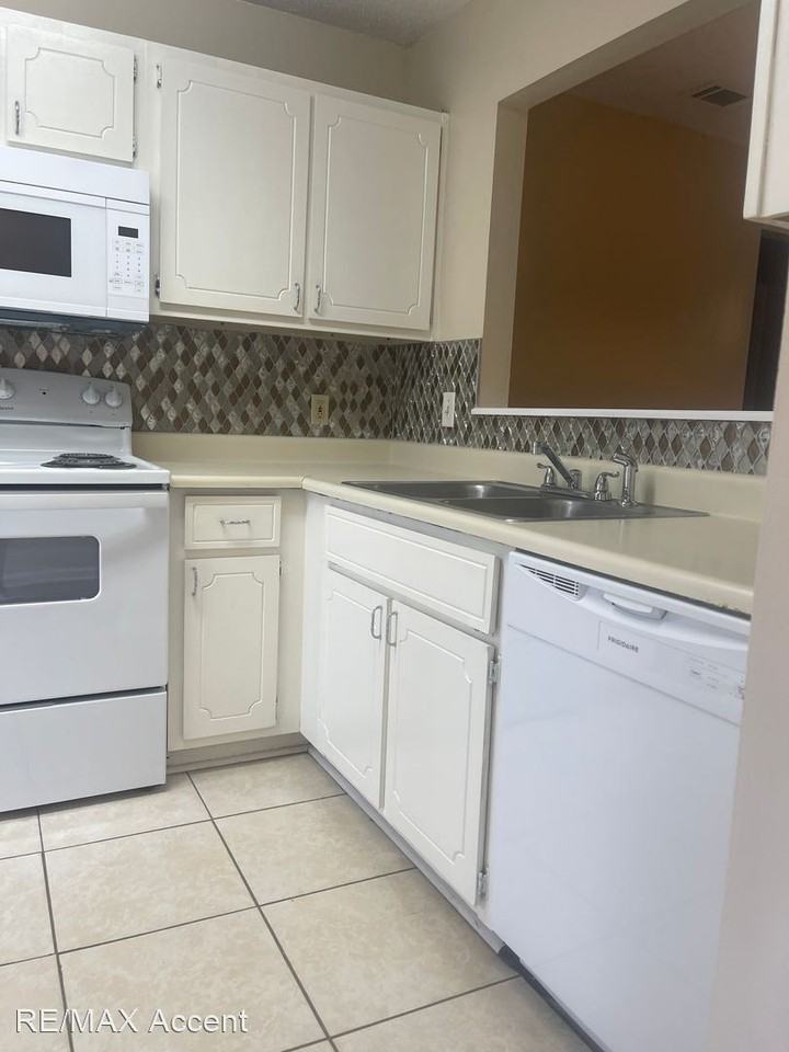 910 Brett Dr - Photo 3 of 20
