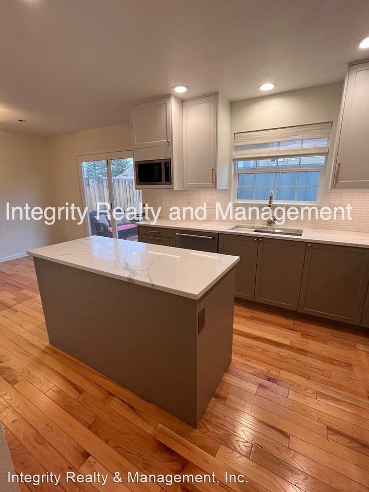 2515 E Fremont Ct - Photo 3 of 22