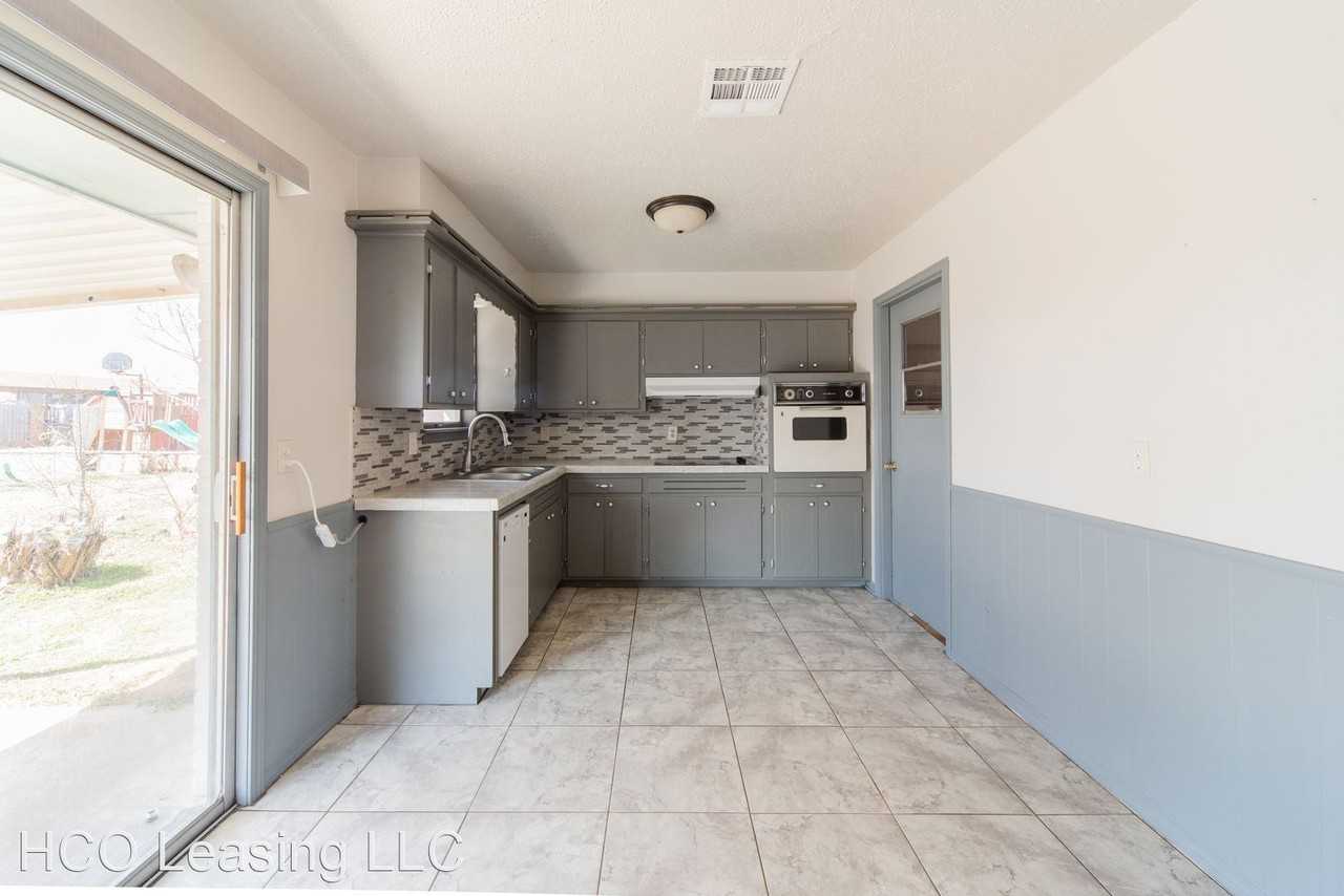 1220 Sw 62nd St - Photo 3 of 10