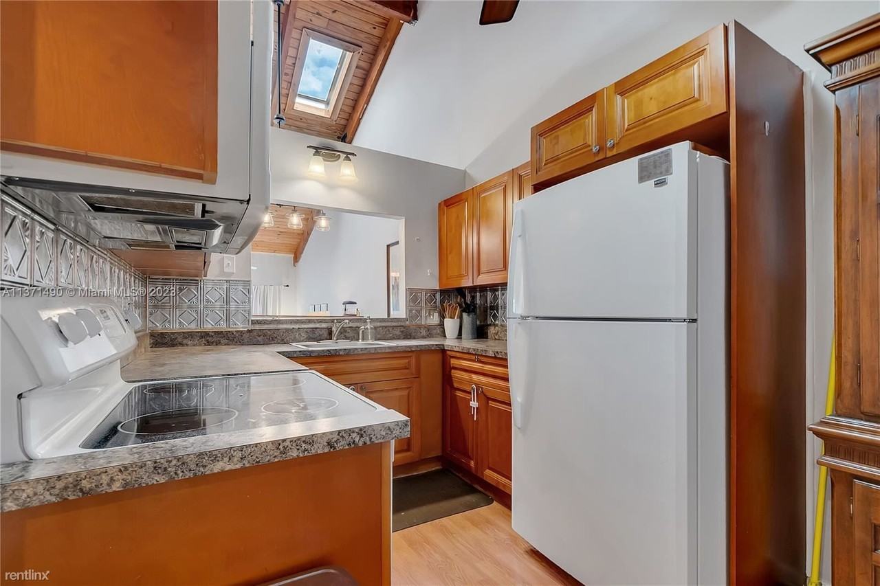 8035 Sw 22nd Ct - Photo 3 of 6