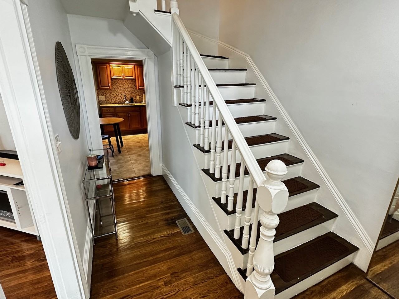 572 Lynn St - Photo 2 of 31