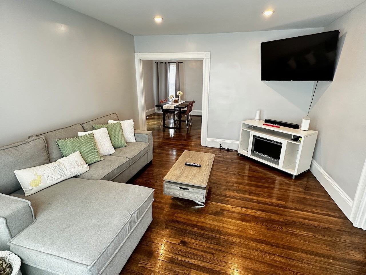 572 Lynn St - Photo 3 of 31