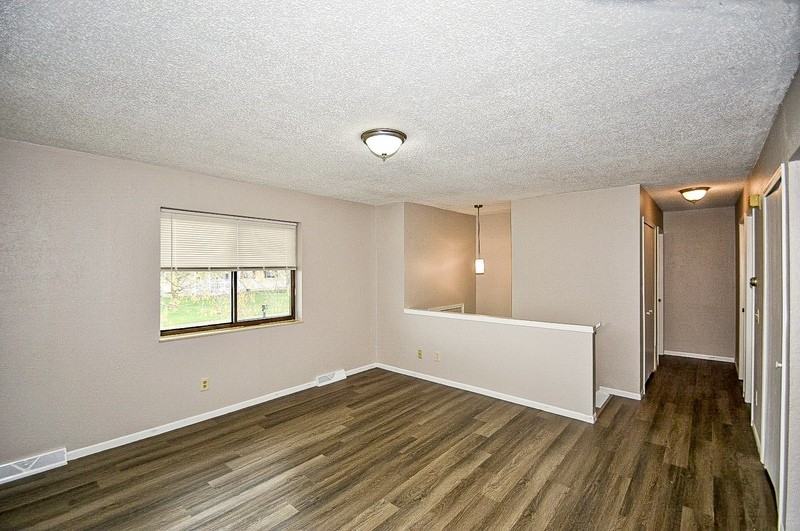 912 Redwing Dr - Photo 2 of 12