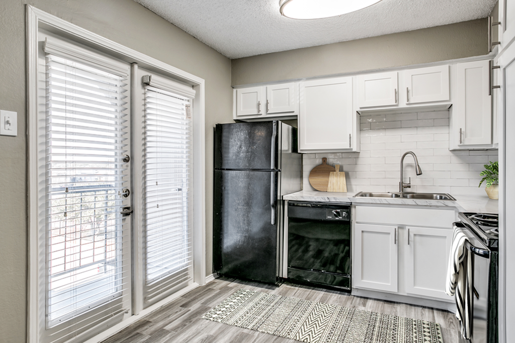 Elliot Pioneer - Photo 2 of 75