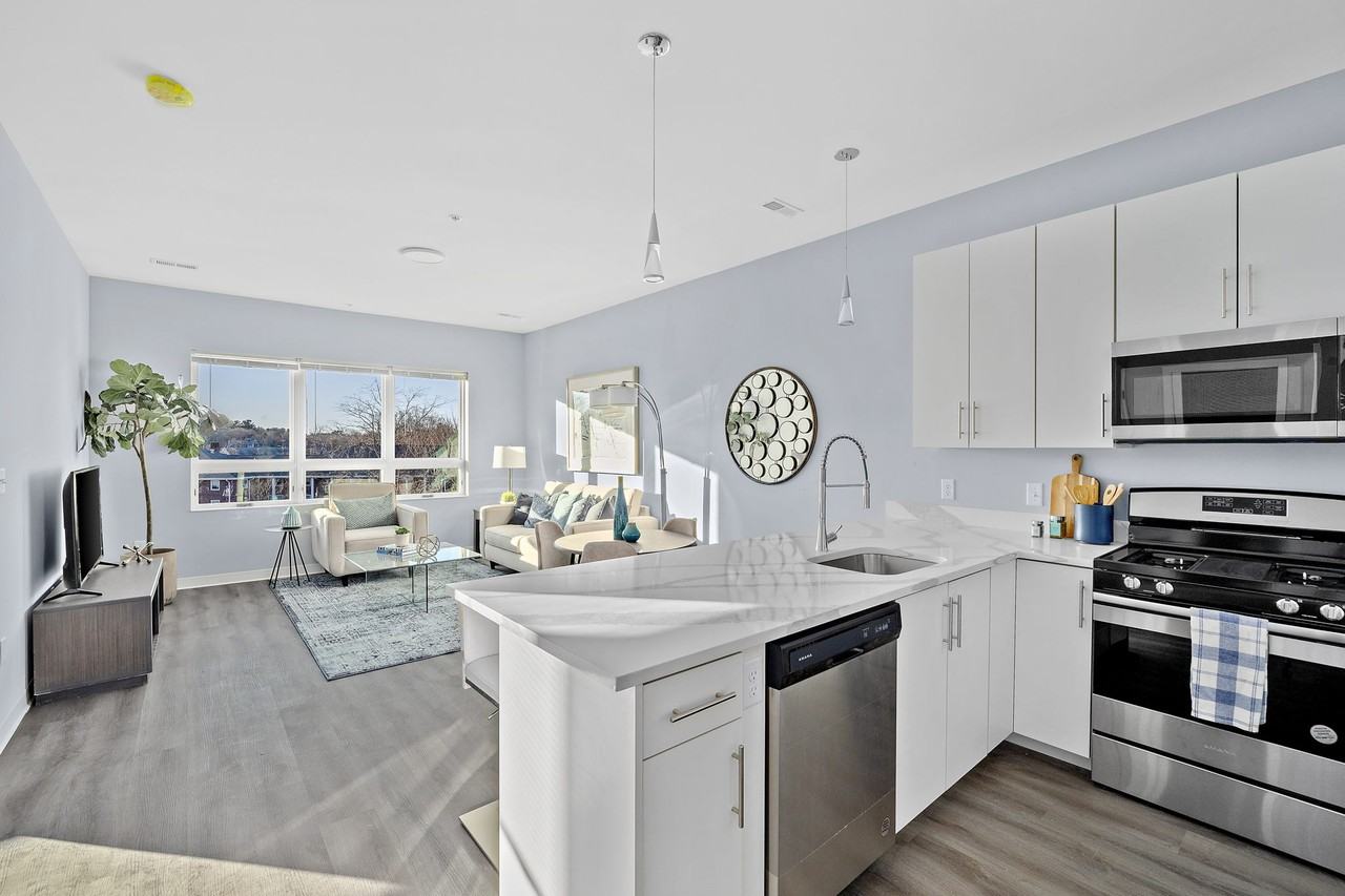 1055 Main - Photo 2 of 10