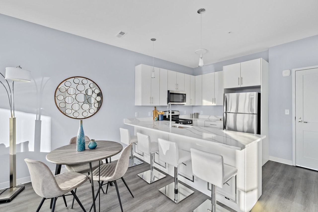 1055 Main - Photo 3 of 10