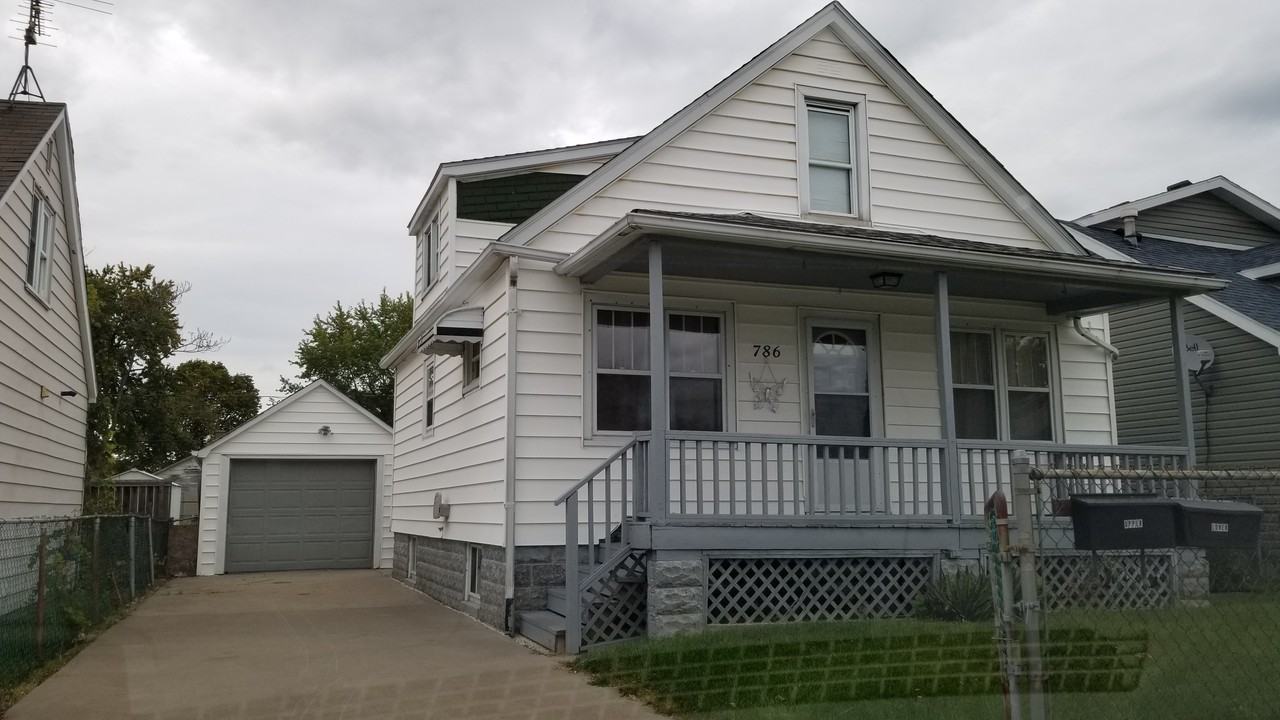 786 Stanley Street - Photo 2 of 11