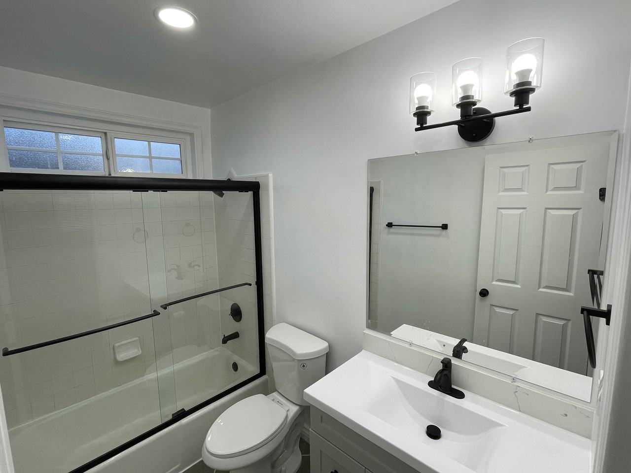 Large Remodeled, 2 Bdr/1 Bath with 1 Car Garage & Laundry Hook-Ups Unit- SAN PEDRO - Photo 7 of 10