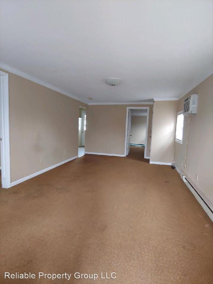 1720 W 10th St - Photo 3 of 8