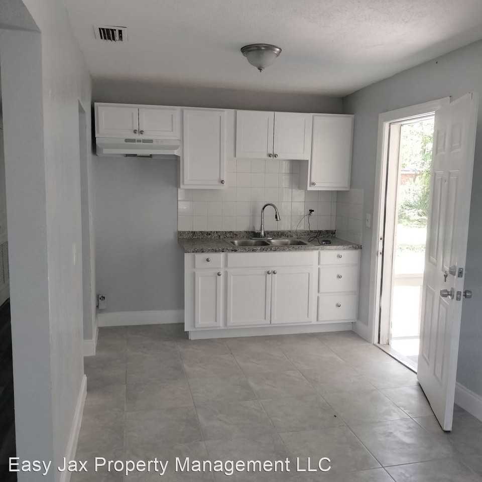 7038 W Virginia Ave - Photo 3 of 9