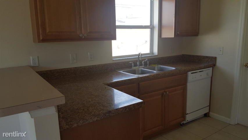 529 Sw Baoy Ave - Photo 2 of 9