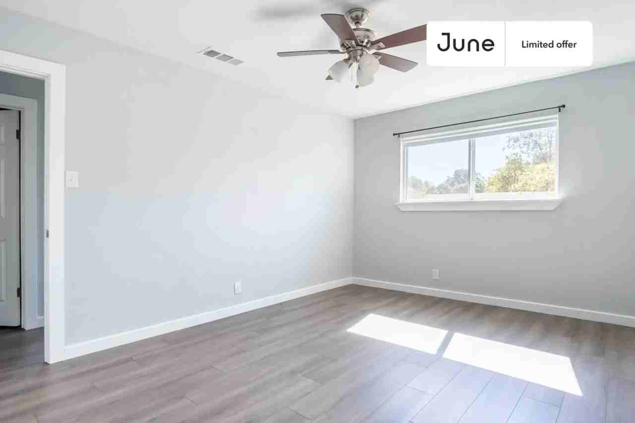 Room for rent. 10100 Oak Hollow Circle - Photo 3 of 16