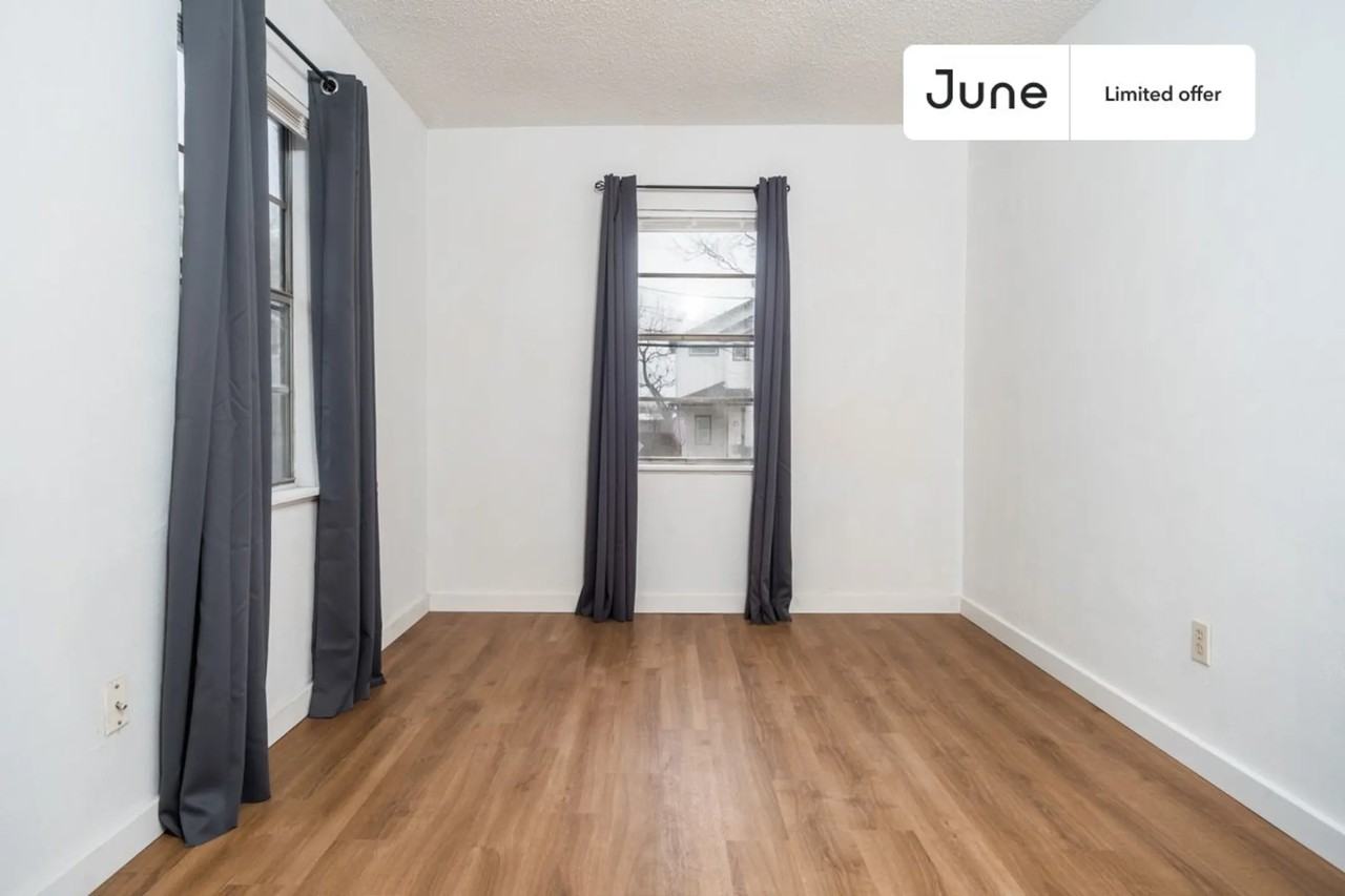 Room for rent. 918 East 50th Street - Photo 2 of 19