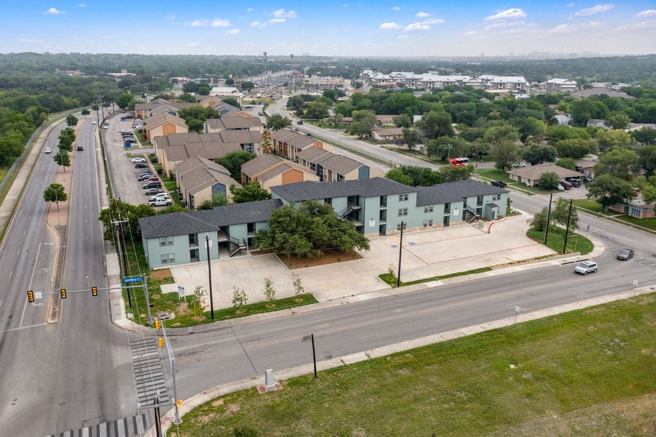 903 Canterbury - Photo 3 of 36