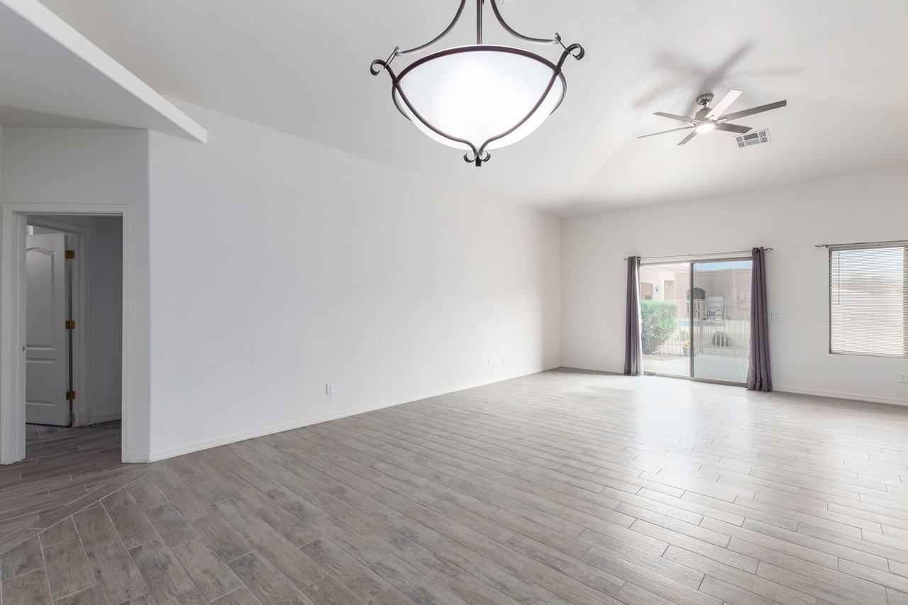 18650 N 91st Ave #4401 - Photo 2 of 31